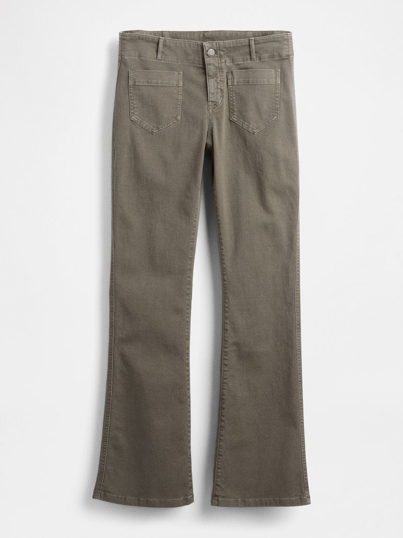 Graue ausgestellte Jeans mit leichter Textur, ausgestattet mit fünf Taschen, einem Knopf- und Reißverschluss sowie gesäumten Kanten.
