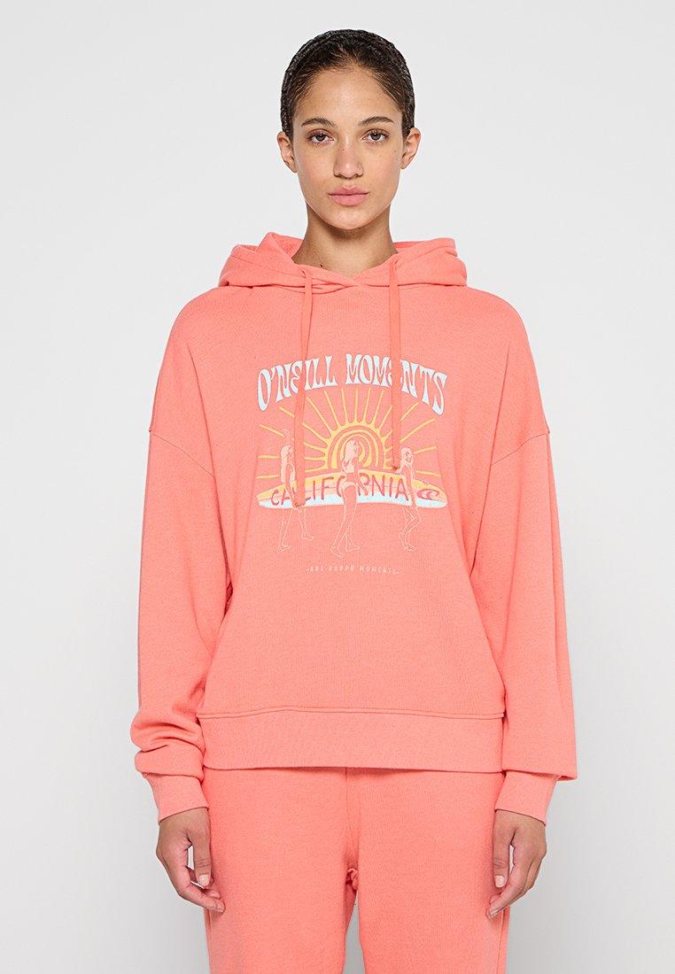 Korallenroter Hoodie mit lockerer Passform, Kordelzügen und einem grafischen Design, das Figuren und eine Sonne zeigt. Weicher Stoff mit gerippten Bündchen und Saum.