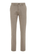 Beige Chinos mit flacher Vorderseite, fünf Gürtelschlaufen und Seitentaschen. Hergestellt aus glattem Baumwollstoff, mit schmal zulaufendem Bein für eine figurschmeichelnde Passform.
