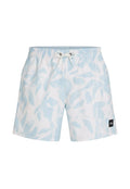Hellblaue und weiße Badeshorts mit dezentem Blattmuster, elastischem Bund, weißem Kordelzug und kleinem schwarzem Markenlogo am Saum.
