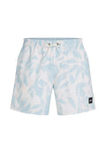 Hellblaue und weiße Badeshorts mit dezentem Blattmuster, elastischem Bund, weißem Kordelzug und kleinem schwarzem Markenlogo am Saum.
