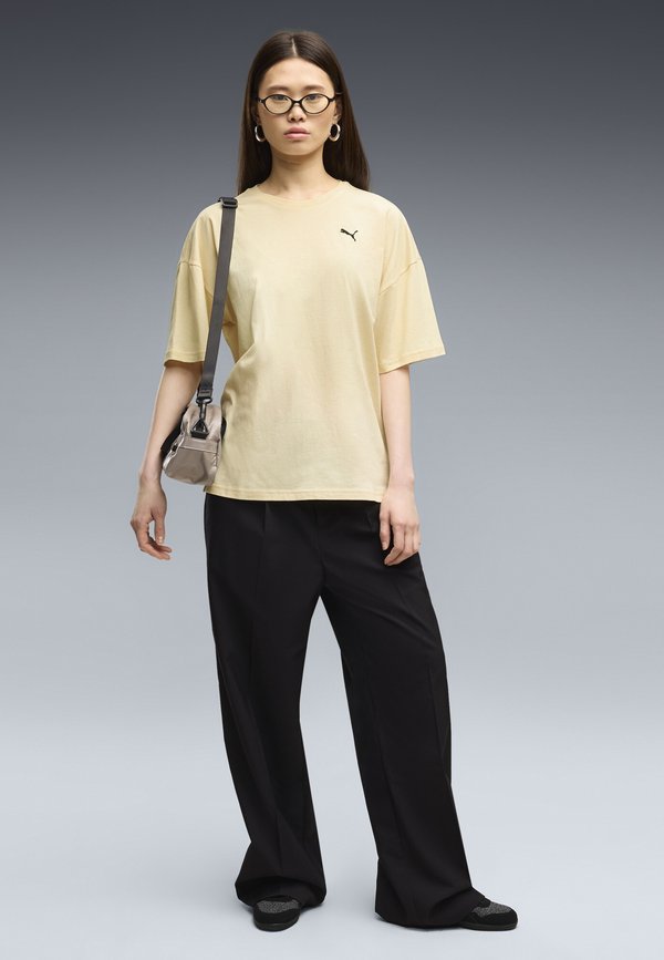 Puma WARDROBE ESS OVERSIZED TEE - Basic T-shirt - buttercream