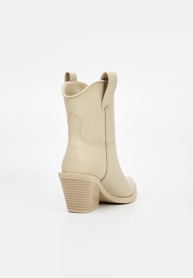 Armani Exchange Cowboy-/Bikerstiefelette Media 3