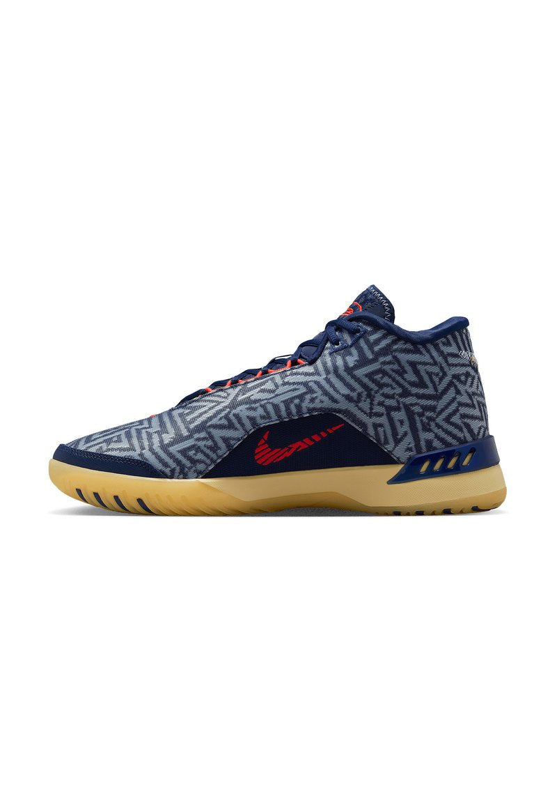 Nike Sneaker mit einem navyblauen, gemusterten Obermaterial aus strukturiertem Stoff, roten Akzenten und einer Gummisohle. Hochschnitt-Design mit Schnürsystem.