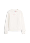 Weißes Sweatshirt mit langen Ärmeln und Rundhalsausschnitt mit dem Schriftzug „TOMMY JEANS“ in Rot und Schwarz mittig auf der Brust und einem kleinen Logo am linken Handgelenk.