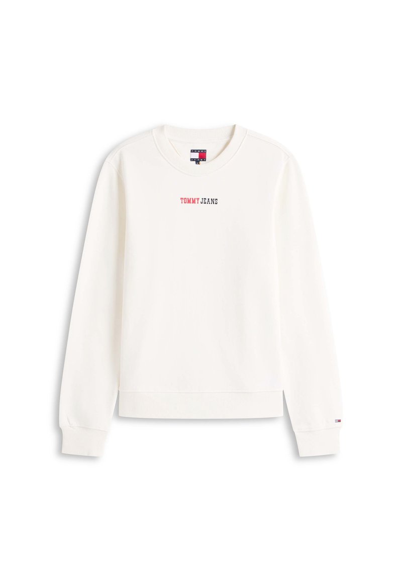 Weißes Sweatshirt mit langen Ärmeln und Rundhalsausschnitt mit dem Schriftzug „TOMMY JEANS“ in Rot und Schwarz mittig auf der Brust und einem kleinen Logo am linken Handgelenk.