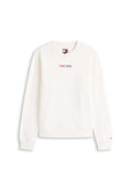 Weißes Sweatshirt mit langen Ärmeln und Rundhalsausschnitt mit dem Schriftzug „TOMMY JEANS“ in Rot und Schwarz mittig auf der Brust und einem kleinen Logo am linken Handgelenk.