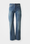Jeans aus Denim in einem hellen bis mittleren Blauton, mit geradem Schnitt, klassischem Fünf-Taschen-Design und subtiler Ausbleichung auf der Vorderseite.