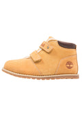 Helle Wildleder Stiefelette mit zwei Klettverschlüssen, braunen Akzenten, weißen Nähten und einer Gummisohle. Mit einem Logo-Prägung an der Seite.