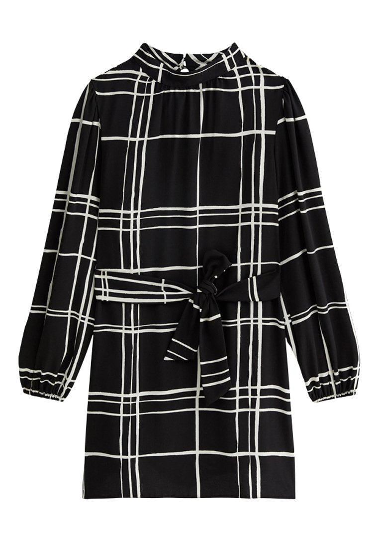 Schwarzes Kleid mit weißem Karomuster, hohem Kragen, langen Puffärmeln und einem gebundenen Gürtel in der Taille; glattes Material mit subtiler glänzender Oberfläche.