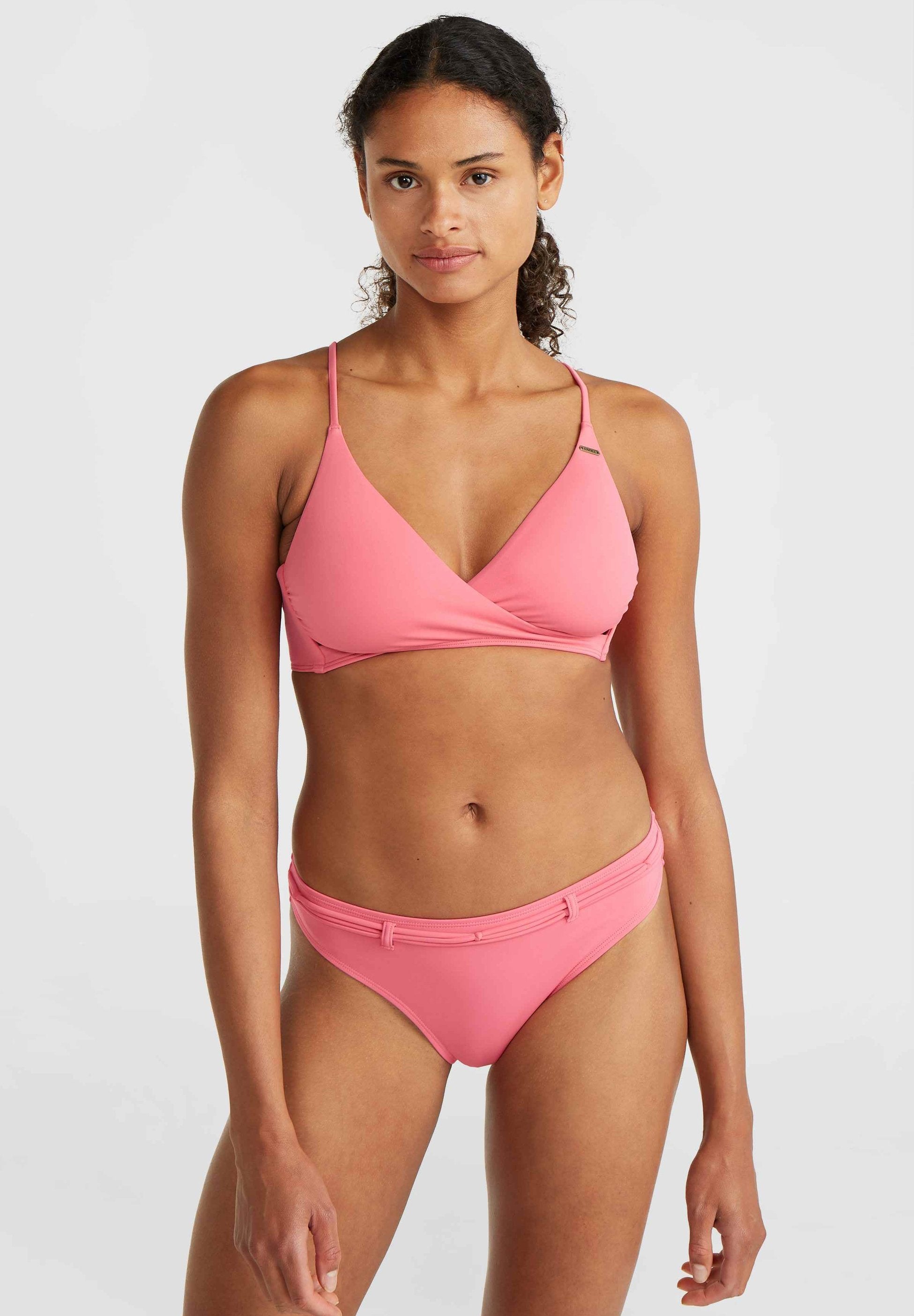 Rosa Bikini-Set mit einem Wickeloberteil und dünnen Trägern sowie passendem Bottom mit einem strukturierten Bund. Glatter, dehnbarer Stoff.