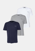 Drei schlichte T-Shirts mit kurzen Ärmeln und Rundhalsausschnitt in Marineblau, Grau und Weiß, jeweils mit kleiner Logo-Stickerei auf der linken Brust.