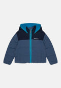 Padded Jacke mit Navy- und Grautönen, einer türkis gefütterten Kapuze, durchgehendem Reißverschluss und zwei Seitentaschen. Timberland-Logo auf der Brust.