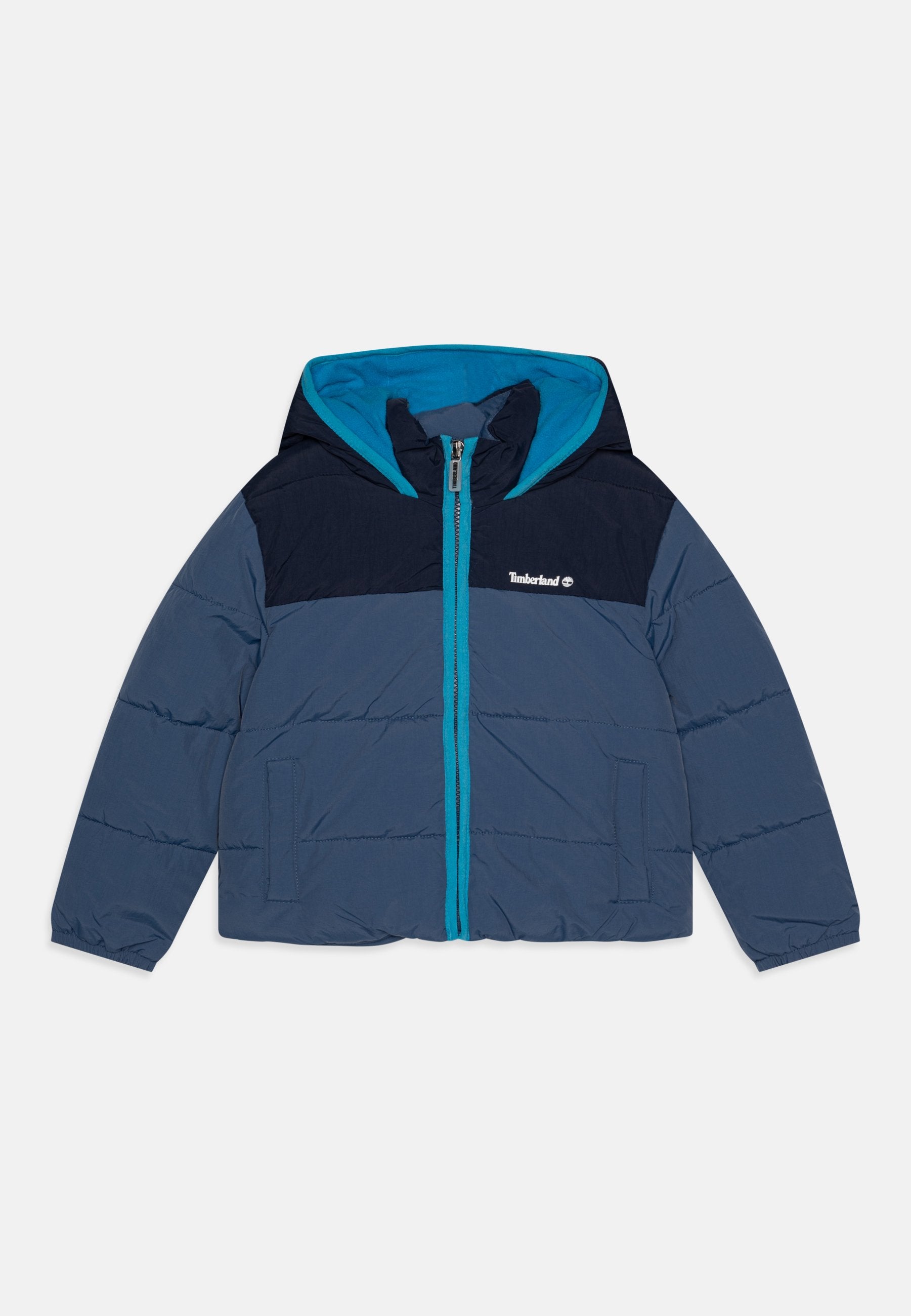 Padded Jacke mit Navy- und Grautönen, einer türkis gefütterten Kapuze, durchgehendem Reißverschluss und zwei Seitentaschen. Timberland-Logo auf der Brust.