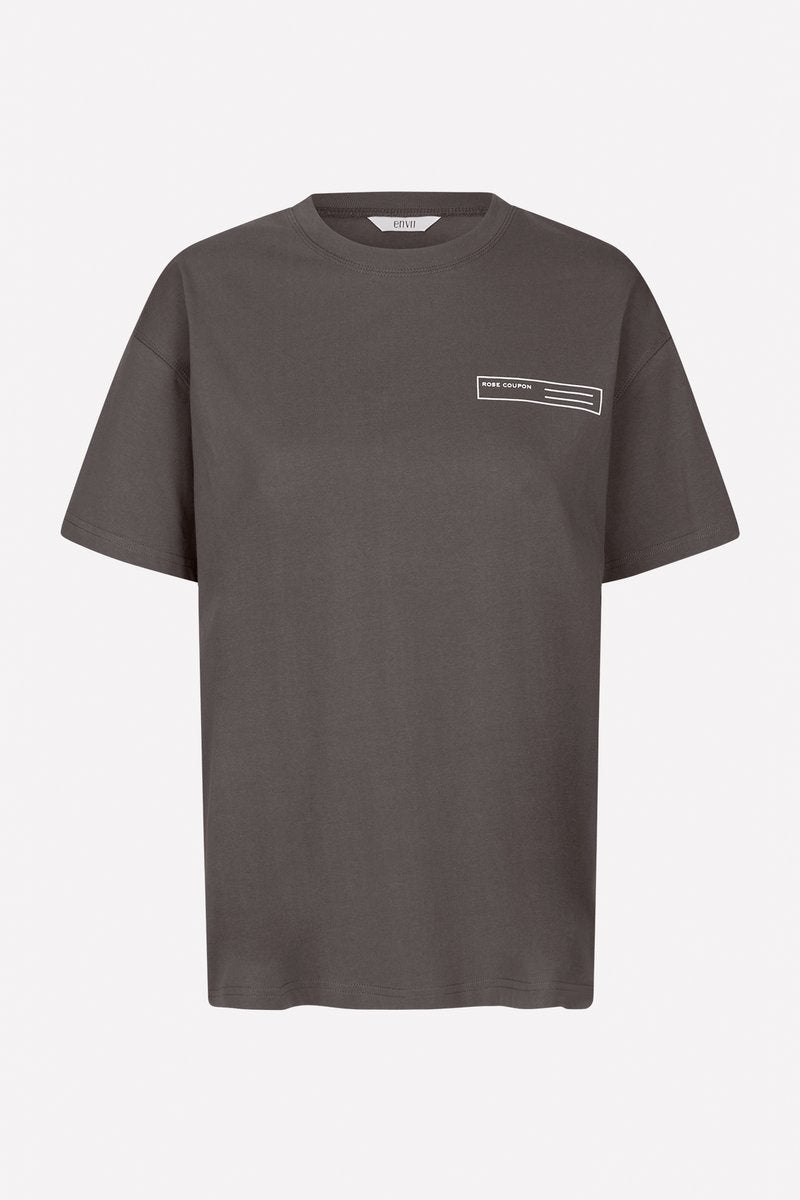 Dunkelgraues Baumwoll-T-Shirt, kurzärmlig, Rundhalsausschnitt, mit einem weißen Textlogo und grafischen Details auf der linken Brust. Schlichtes, lässiges Design.