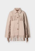 Beige Wolljacke mit Fransen an Ärmeln und Saum. Verfügt über einen Kragen und drei sichtbare Knöpfe vorne.