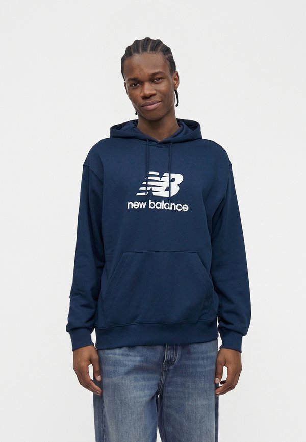 New Balance SPORT ESSENTIALS STACKED LOGO - Hoodie - navy