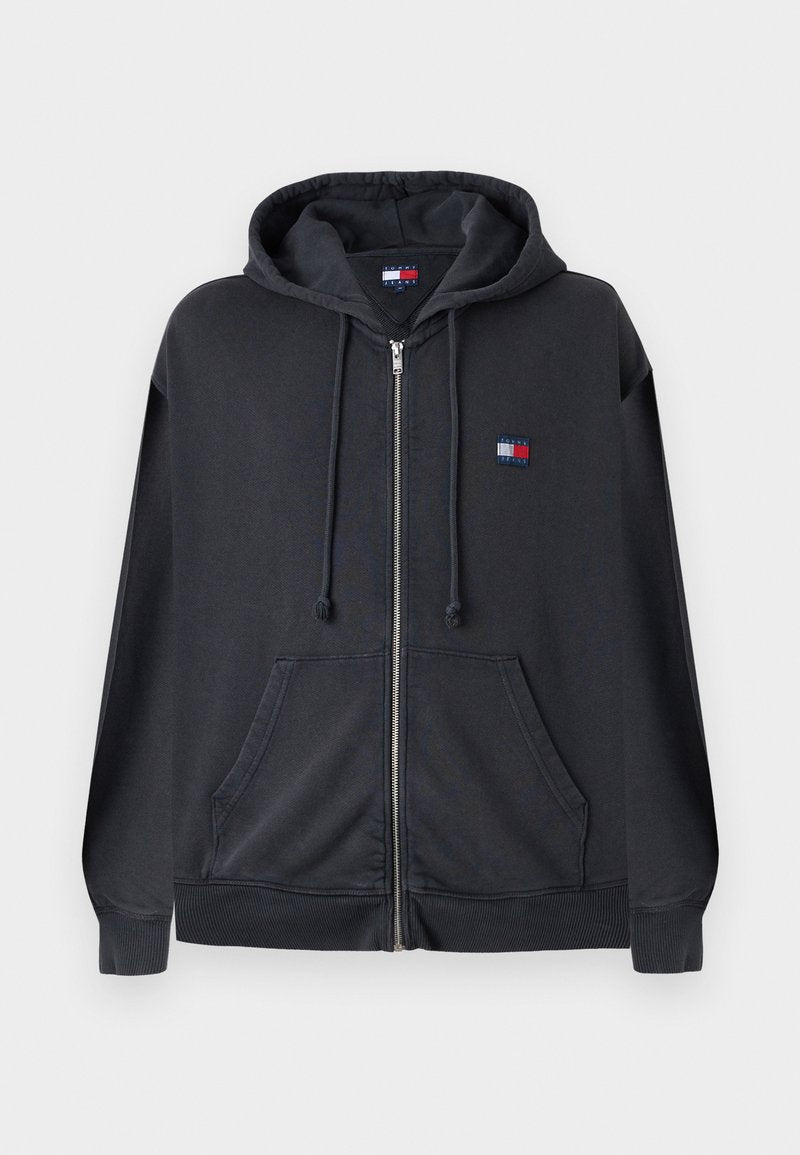 Schwarze Zip-Hoodie mit einer Kapuze mit Kordelzug, Fronttaschen, gerippten Bündchen und einem kleinen rot, weiß und blauen Logo auf der linken Brust.