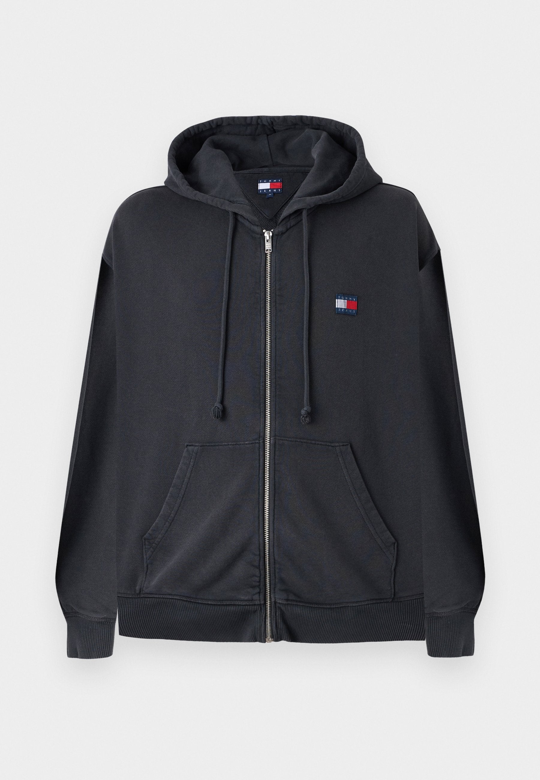 Schwarze Zip-Hoodie mit einer Kapuze mit Kordelzug, Fronttaschen, gerippten Bündchen und einem kleinen rot, weiß und blauen Logo auf der linken Brust.