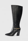 Schwarze Lederkniehohe Stiefel mit spitzem Zeh und Blockabsatz. Verfügt über eine Kettenakzent in Gold- und Silbertönen um das Knöchel.