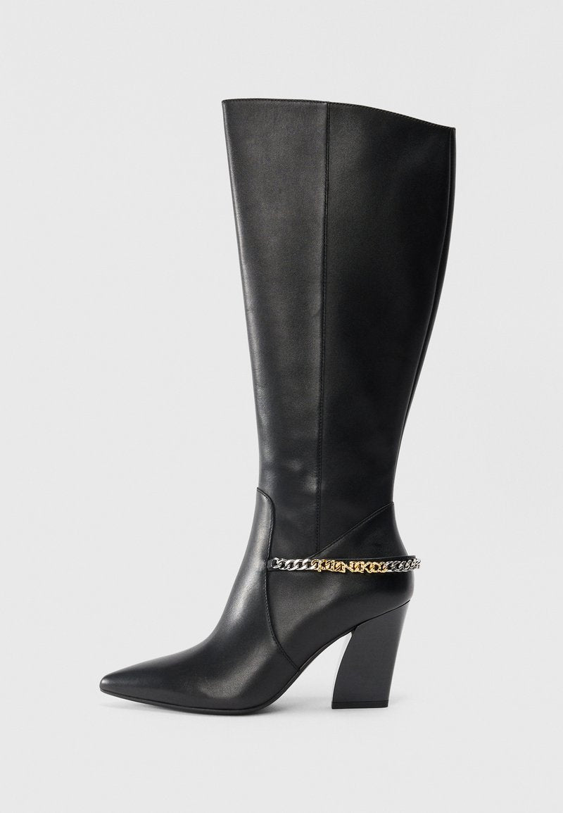 Schwarze Lederkniehohe Stiefel mit spitzem Zeh und Blockabsatz. Verfügt über eine Kettenakzent in Gold- und Silbertönen um das Knöchel.