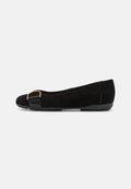Schwarze Wildleder-Ballettschuhe mit runder Spitze, ausgestattet mit einem schwarzen Lederriemen und einer goldenen Schnallenakzentvorn. Flache Gummisohle.