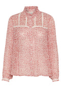 Rote Bluse mit floralem Muster und transparenter Textur, Knopfleiste und langen Ärmeln. Mit cremefarbenen Spitzenakzenten entlang des Jochs und der Ärmelbündchen.