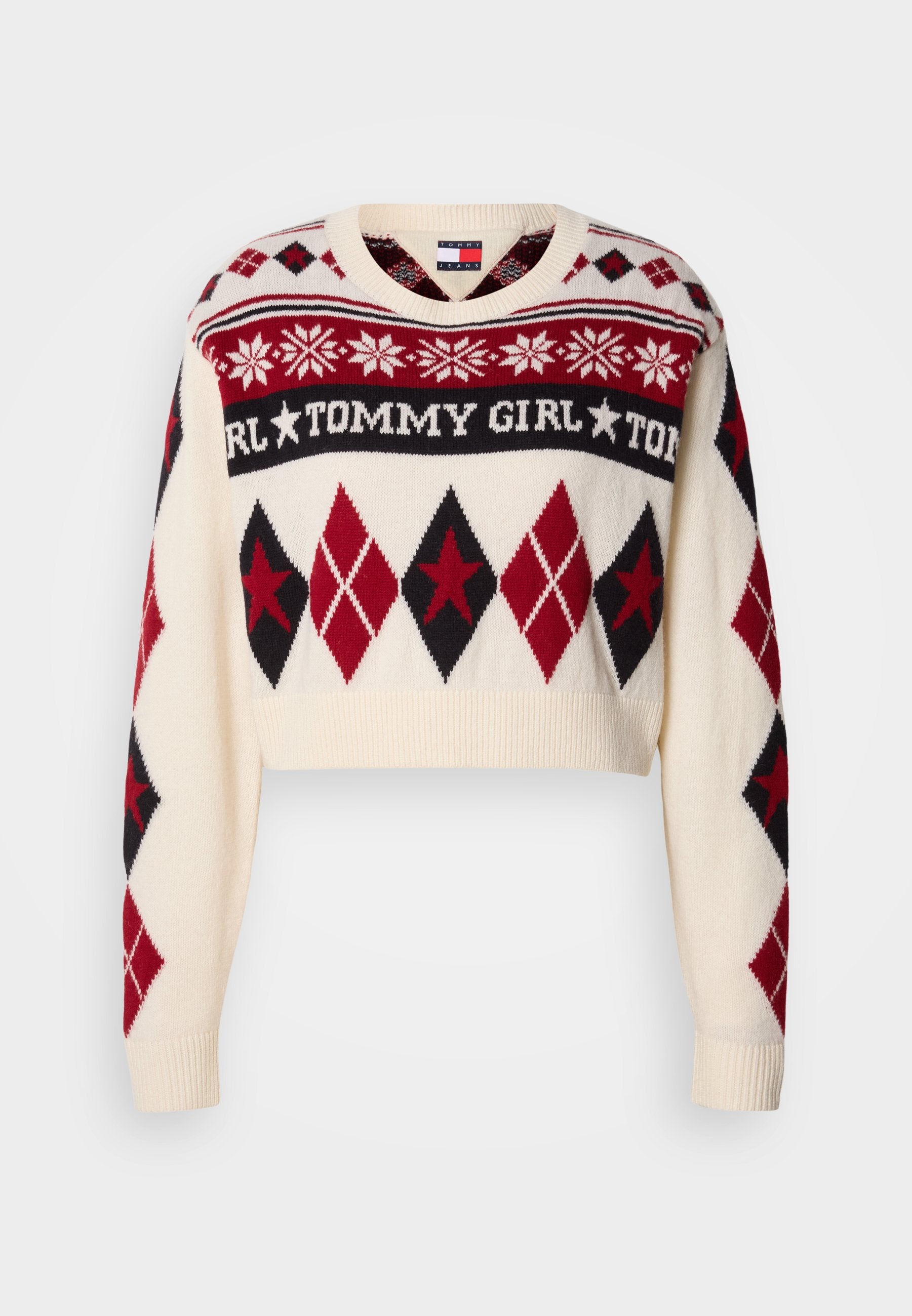 Kürzer geschnittenen Pullover in Creme mit roten und schwarzen Rautenmuster. Mit geripptem Saum, Rundhalsausschnitt und dem Text "TOMMY GIRL" über der Brust.