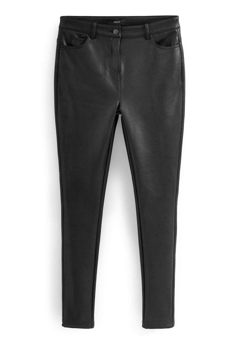 Schwarze Kunstlederhosen mit enger Passform, Fünf-Taschen-Design, Knopfverschluss und glatter Struktur. Keine sichtbaren Muster oder Akzente.