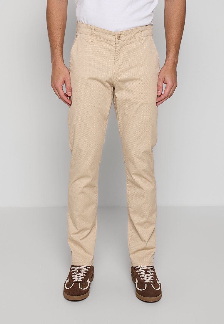 Armani Exchange Chino Media 1