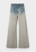 Hoch taillierte, weit geschnittene Jeans mit einem verblassten blauen oberen Teil, der zu einem hellgrauen unteren Teil übergeht, mit vorderen Taschen und Gürtelschlaufen.