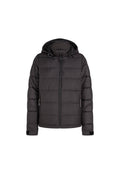 Schwarze gepolsterte Jacke mit Kapuze, ausgestattet mit einem Reißverschluss an der Vorderseite, seitlichen Taschen und elastischen Bündchen. Glatte Textur mit horizontalen Nähten.