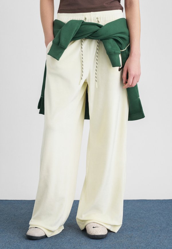 Nike Sportswear Tracksuit bottoms - coconut milk