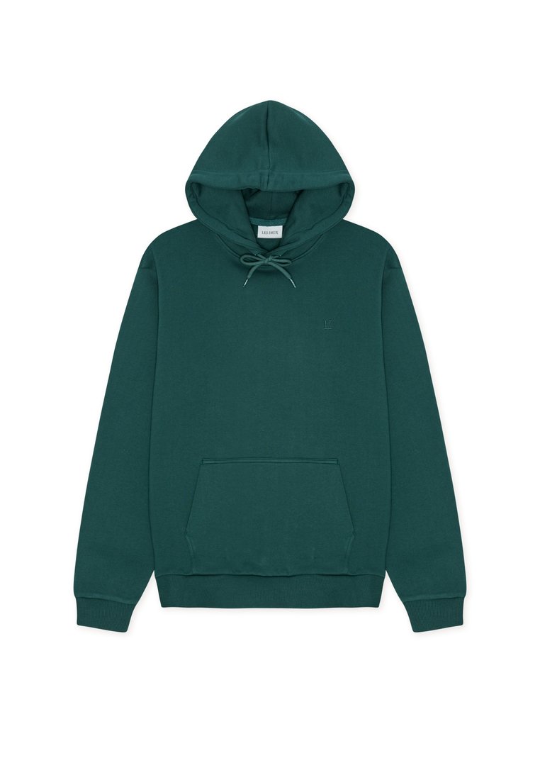 Dunkelgrüner Kapuzenpullover aus weichem Stoff, mit einer Fronttasche, Kordeln und einem dezenten, auf der Brust aufgestickten Logo.