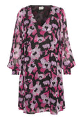 Durchsichtiges Kleid mit V-Ausschnitt, gerafften langen Ärmeln und einem schwarzen Grundton, das mit einem floralen Muster in Rosa, Lila und Weiß verziert ist.