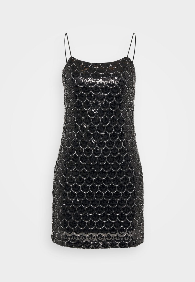 Schwarzes Paillettenkleid mit figurbetontem Design und schuppenartigem Muster, dünnen Trägern und geradem Ausschnitt. Strukturierte und glänzende Oberfläche.