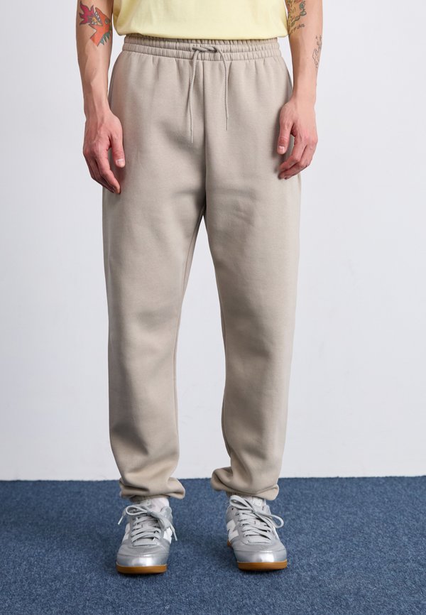 New Balance SPORT ESSENTIALS JOGGER - Tracksuit bottoms - beige