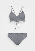 Gestreiftes Bikini-Set in Marineblau und Weiß. Das Bralette verfügt über verstellbare Träger und eine Bindeschleife, dazu passende tiefer geschnittene Bottoms. Glatte Textur.