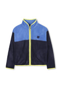 Fleecejacke mit einem blauen Oberteil und einem marineblauen Unterteil, mit einem gelben Reißverschluss und Akzenten sowie zwei Fronttaschen.