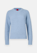 Hellblauer Strickpullover mit geripptem Muster, rundem Ausschnitt und gewebtem Akzent an der Taille. Lange Ärmel mit eng anliegenden Bündchen.