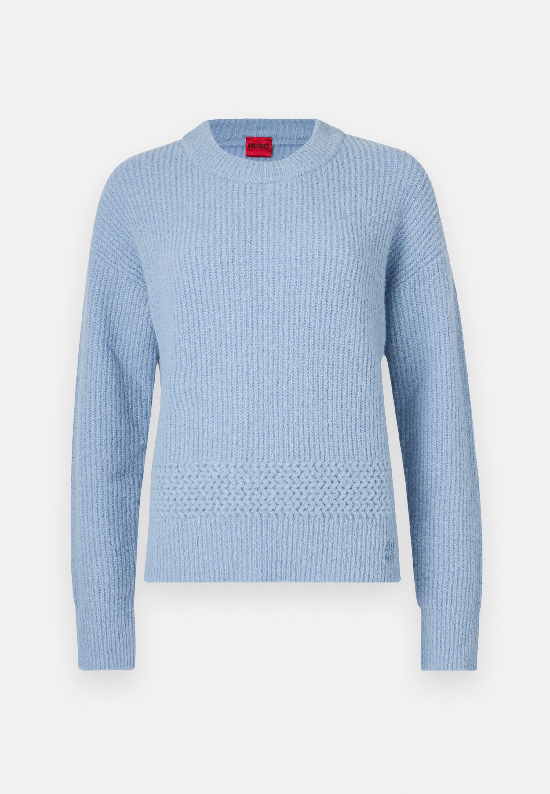 Hellblauer Strickpullover mit geripptem Muster, rundem Ausschnitt und gewebtem Akzent an der Taille. Lange Ärmel mit eng anliegenden Bündchen.
