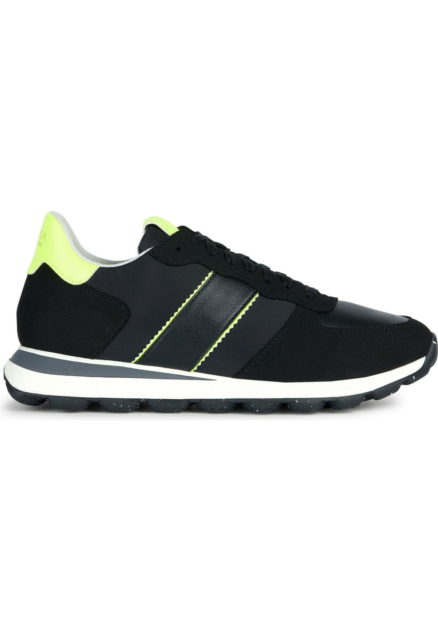 Schwarze Sportschuhe mit neon-grünen Akzenten, glattem synthetischen Obermaterial, Wildlederdetails und einer gepolsterten Sohle. Zwei schwarze Streifen an der Seite.