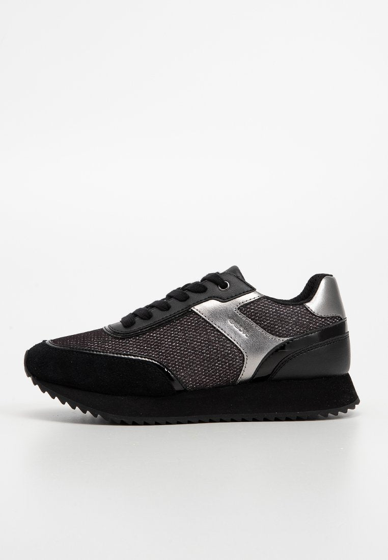 Schwarze Sneakers mit einem strukturierten Obermaterial aus Stoff, silbernen Akzenten, einer Veloursleder-Zehenkappe und einer Gummisohle mit gezacktem Rand.