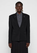 Schwarzer taillierter Blazer mit einem einreihigen Knopfverschluss, scharfen Revers und zwei Vordertaschen; strukturiertem Stoff und passgenauer Passform.