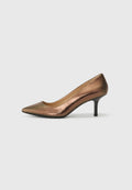 Spitzer High-Heel-Schuh in metallischem Bronze mit strukturiertem Schlangenledermuster, ausgestattet mit einem eleganten Design und einem dünnen schwarzen Absatz.