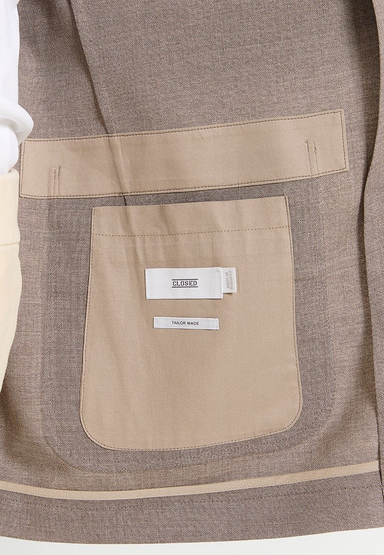 CLOSED RELAXED FIT