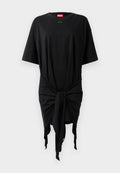 Schwarzes Baumwoll-T-Shirt-Kleid mit kurzen Ärmeln, das mit einem Knoten-Detail an der Taille und einem Logo-Tag versehen ist. Glatte Textur und lockere Passform.