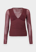 Bordeauxrotes Langarmshirt mit transparenten Mesh-Ärmeln und V-Ausschnitt, mit gerafften Details an den Seiten und aus festem Stoff am Körper.