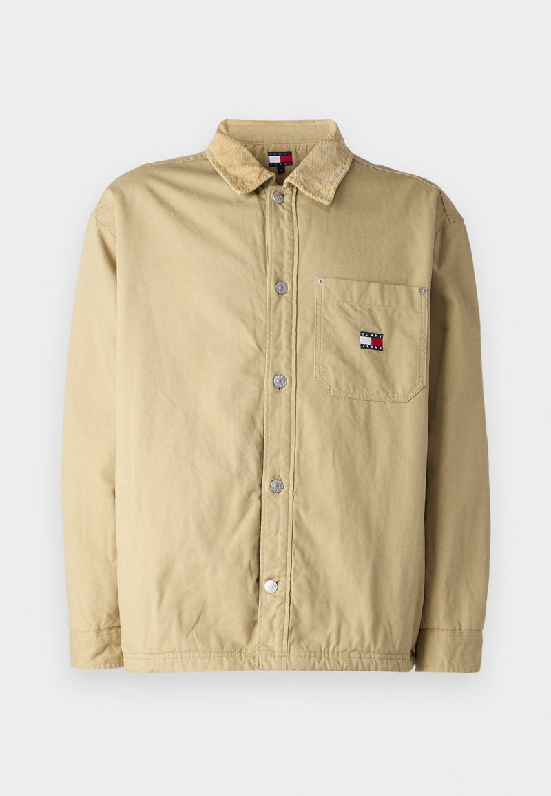 Khakifarbene, knöpfbare Jacke mit einem Cordkragen, Fronttasche und silbernen Druckknöpfen. Mit einem kleinen Logo-Patch auf der Brusttasche.