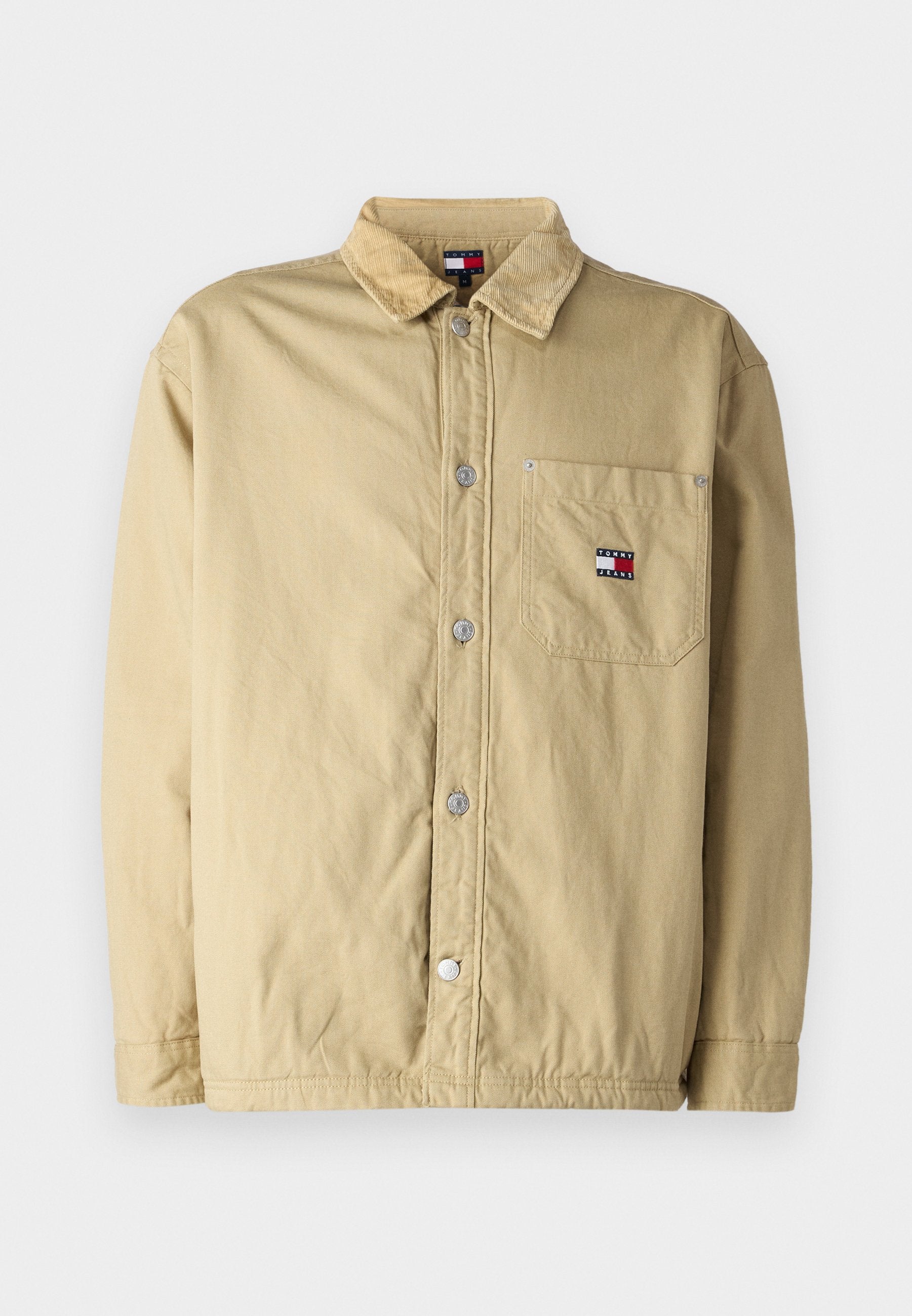 Khakifarbene, knöpfbare Jacke mit einem Cordkragen, Fronttasche und silbernen Druckknöpfen. Mit einem kleinen Logo-Patch auf der Brusttasche.
